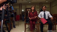 Ia tampil modis dengan setelan blazer dan celana bahan marun. Foto: Noel