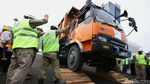 Foto: Uji Beban Simpang Susun Semanggi Pakai 16 Truk