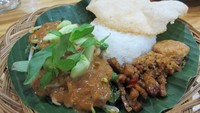 Di warung Pecel Pincuk Godong Ijo ini pecel disajikan dengan cincangan mentimun, daun kemangi dan orek tempe yang manis gurih.Foto: detikFood