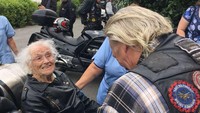 Maud Cartlidge diajak konvoi sebagai penumpang pemimpin konvoi. Nenek 101 tahun ini menggunakan jaket kulit dan duduk di bangku penumpang moge roda tiga yang menjadi pemimpin konvoi. Foto: Pool (Mirror)