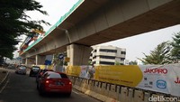 Proyek ini sudah berjalan sekitar setahun dan wajah lintasan LRT telah nampak. Fitri Mardiana/detikcom.