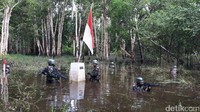 Tim Yonif Para Rider 503/MK melakukan tugasnya, seperti mengecek apakah tugunya bergeser serta menaruh bendera Merah Putih. Jika benderanya sudah usang, maka akan diganti yang baru (Afif/detikTravel)