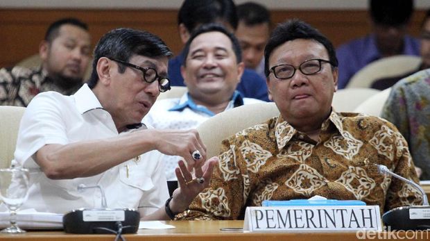 Pemerintah diwakili Mendagri Tjahjo Kumolo dan Menkum HAM Yasonna Laoly menggelar rapat dengan Pansus RUU Pemilu. Mereka membahas sisa isu krusial RUU Pemilu yang belum juga diputuskan hasilnya.