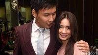 Jas warna marun dipilih Fendy Chow untuk hari bahagianya dengan Stella. Foto: Noel