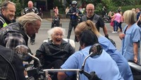 Tak hanya diajak konvoi, Maud mendapat kado berupa patung sepeda motor dengan plakat yang bertuliskan Selamat Ulang Tahun Ke-101 Maud. Maud berjanji akan meletakkan kado itu di ruang perawatan yang bisa dilihat semua orang. Foto: Pool (Mirror)