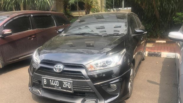 Mobil Toyota Yaris ditumpangi oleh tersangka Laurens Paliyama, Eric dan Domingus.