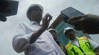 Pakai helm di lokasi proyek kereta bandara. Muhammad Idris/detikcom?File.