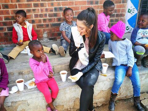 Ratu Kecantikan Afrika Selatan Dikecam Suapi Anak HIV Pakai Sarung Tangan