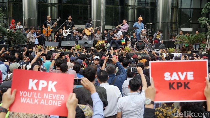 Aksi Pimpinan KPK Saut Situmorang Main Saksofon Bareng Slank