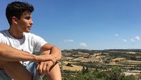 Dalam foto di kampung halamannya di Cervera, Spanyol ini, rider Repsol Honda Marc Marquez menyebut sudah balik ke rutinitas. Tapi nuansa santai ala liburan masih lekat. (Instagram @marcmarquez93)