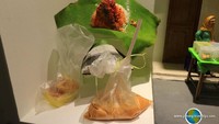 Replika nasi lemak juga hadir di sini. Nasi dengan aneka lauk dan juga minuman yang dibungkus plastik mirip seperti aslinya. (Foto: Istimewa)