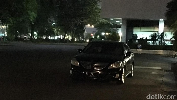 Mobil Berpelat RI-24 Sambangi Jokowi di Istana