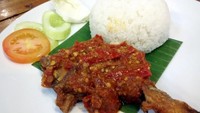 Mampir ke Dapoer Kampoeng di Ciputat? Jangan lupa cicip ayam penyet berbalur sambal merah di sini. Rasa asam segarnya bisa bikin ketagihan!