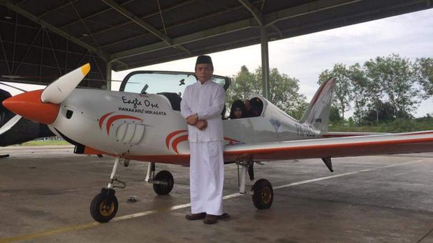Irwandi Yusuf dan pesawat yang dikendarainya sendiri.