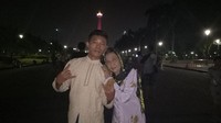 Selamet dan Rohaya, didampingi Suswoyo (ketua RT) dan Widyawati (istri kepala dusun), mengelilingi pelataran Monas. Ini memang pertama kalinya Selamet ke Jakarta (Raja Adil Siregar/detikTravel)