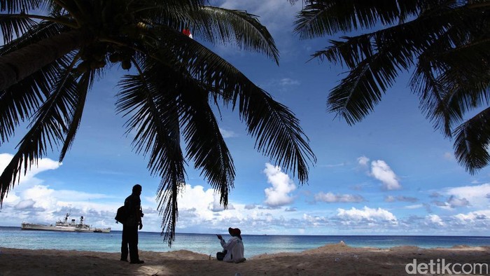 Sumbawa Barat, Propinsi Nusa Tenggara Barat, memiliki obyek wisata berupa pantai yang tidak kalah indahnya dibandingkan dengan pantai-pantai di Bali. Pantai ini disebut dengan Pantai Maluk yang terletak di Desa Maluk, Kecamatan Jereweh, Kabupaten Sumbawa Barat. Dari Pantai Maluk wisatawan juga bisa melihat pesona keindahan Teluk Maluk.