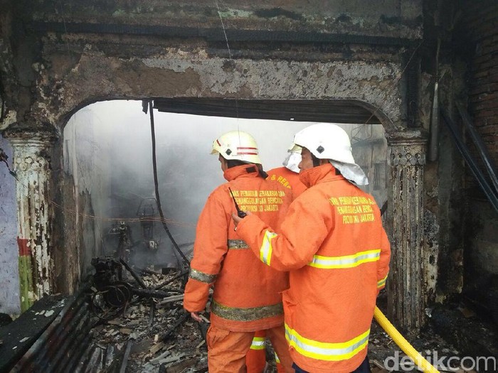 Sebuah Bengkel Ludes Terbakar di Cipayung