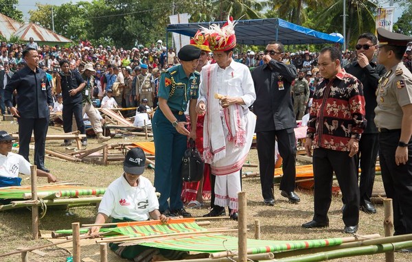 Foto Asyiknya Jokowi Berkain Tenun di Parade 1 001 Kuda Sumba