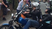 Maud suka dengan motor dan sering naik motor dengan suaminya sebagai penumpang. Maud dan suaminya memiliki motor dengan sespan. Foto: Pool (Mirror)