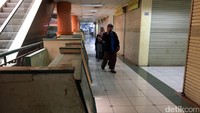 Sementara lorong-lorong di beberapa blok kios juga sepi dari lalu lalang.