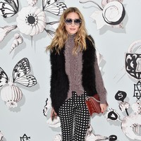 Tas Dior seri Diorama menjadi andalan Olivia Palermo, fashionista kesayangan para desainer kondang ini saat menghadiri peragaan busana Dior koleksi couture di Paris . Foto: Getty Images