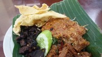 Racikan pecel mbak Ira di kawasan Margonda Depok ini dilengkapi denga  orek tempe dan rempeyek udang yang renyah.Foto: detikFood