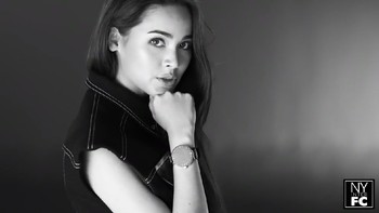 Artis asal Thailand, Yaya Urassaya.  Foto: Louis Vuitton