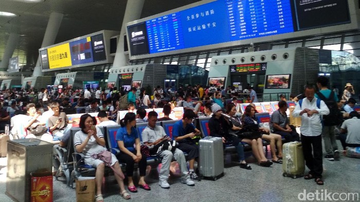 Di China, moda transportasi massal seperti kereta cepat tengah berkembang pesat. Berikut foto-foto mewahnya stasiun kereta cepat di Negeri Tirai Bambu tersebut.