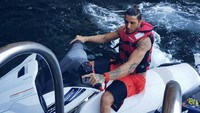 Biasa ngebut di atas motor, rider Suzuki Ectstar Andrea Iannone mengisi liburan dengan memacu jet ski (Twitter @andreaiannone29)