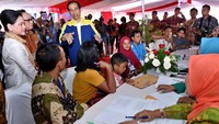 Untuk menyukseskan Program Sejuta Rumah yang diusung Pemerintah sejak bulan April 2015, hingga Juni 2017, Bank BTN telah menyalurkan kredit perumahan untuk sekitar 1,44 juta unit dengan nilai total Rp156 triliun. Turut mendampingi Jokowi dan Ibu Negara Iriana Joko Widodo, Menteri BUMN Rini Soemarno, Menteri Sekretaris Negara Pratikno, Gubernur Kalimantan Timur Awang Faroek Ishak dan Dirut BTN Maryono. Dok. Setpres.
