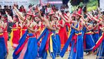 Foto: Asyiknya Jokowi Berkain Tenun di Parade 1.001 Kuda Sumba