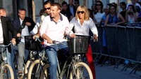 Apakah Macron juga pakai makeup saat sepedaan bersama dengan istrinya ini? (Foto: Reuters)