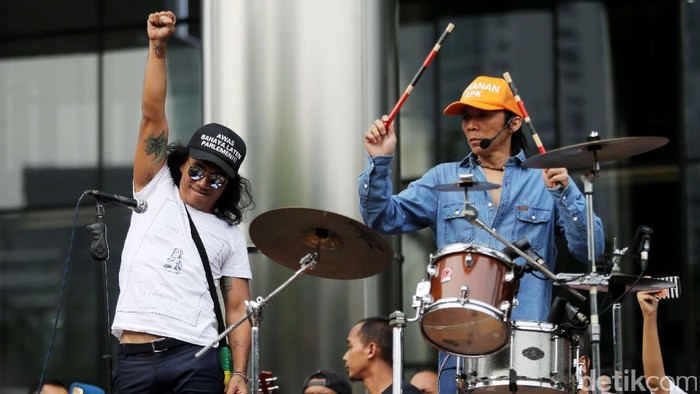 Slank menggelar aksi dukung KPK sebagai bentuk penolakan terhadap hak angket yang digulirkan DPR. Acara ini menampilkan konser di depan Gedung KPK.