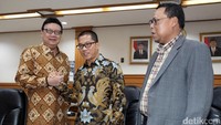 Mendagri Tjahjo Kumolo dan Wakil Ketua Pansus RUU Pemilu Yandri Susanto melakukan salam komando saat melakukan rapat di Gedung DPR, Kompleks Parlemen Senayan, Jakarta, Kamis (13/7/2017).