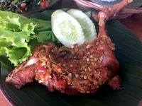 Dari Tempe, Kini Ayam Goreng Tepung Juga Ikutan Dipenyet