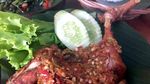 Huahh! Pedas Menyengat Ayam Penyet Berbalur Sambal