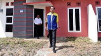 Presiden Jokowi saat meninjau proyek rumah DP 1% yang berlokasi di Balikpapan, Kalimantan Timur, Kamis (13/7/2017). Dok. Setpres.