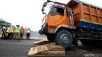 Foto: Uji Beban Simpang Susun Semanggi Pakai 16 Truk