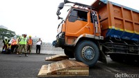 Sebuah truk menguji kekuatan Simpang Susun Semanggi. (Hasan Alhabshy/detikFoto).
