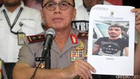 Kapolda Metro Jaya Irjen M Iriawan menunjukkan foto pelaku yang masih buron.