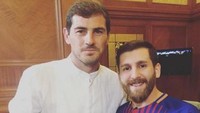 Selain menipu public figure, Messi juga nyaris menipu eks kiper Real Madrid, Iker Casillas yang sedang melakukan wawancara. Hebatnya kiper yang dilepas Porto itu mengujinya dengan berbahasa Spanyol, dan Reza tak mampu membalas sapaan Casillas yang kerap dijebol gawangnya sama Messi beneran. Foto: Instagram/rezaparatesh