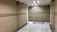 Jarum jam sudah menunjukan pukul 10.00 pagi, saat eskalator sudah mulai dinyalakan di Pasar Glodok, Jakarta Barat, sebagai tanda dimulainya aktivitas niaga. Namun, pintu-pintu geser kios toko elektronik masih tertutup rapat.