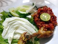 Malas Keluar Kantor 4 Ayam Berlumur Sambal Enak Ini Bisa