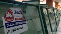 Jumlah pedagang yang masih beraktivitas di lantai 5 masih bisa dihitung dengan jari. Kondisi toko di lantai 4 dan 3 setali tiga uang, selain banyak yang tutup, banyak di antara kios-kios tutup tersebut sudah ditempeli kertas disewakan.