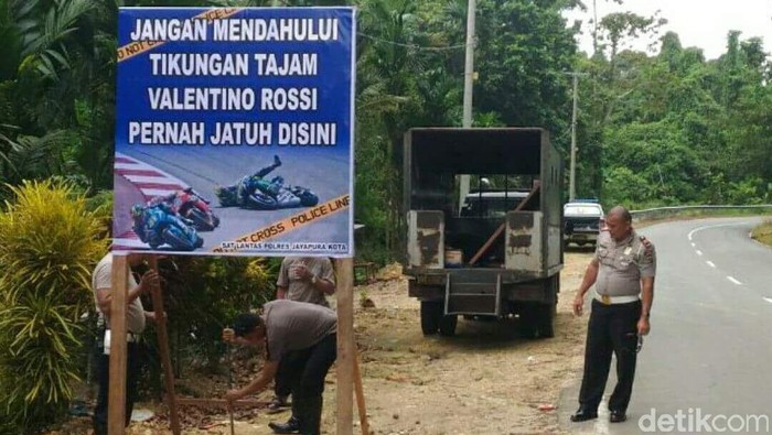 Banner unik yang dipasang personel Satlantas Polres Jayapura Kota untuk imbau pengendara