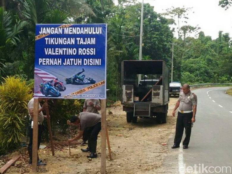 Rossi Jatuh di Jayapura, Ini Cara Unik Polisi Imbau Pengendara Rossi Jatuh di Jayapura, Ini Cara Unik Polisi Imbau Pengendara