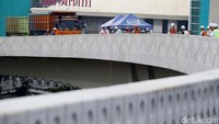 Komite Keamanan Jembatan Panjang dan Terowongan Jalan Kementerian PUPR sukses melakukan uji beban. Hasilnya para ahli dan penguji sepakat menyimpulkan bahwa Simpang Susun Semanggi dinyatakan aman untuk dilewati. (Hasan Alhabshy/detikFoto).