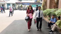 Kirana tak terlalu panjang melalui sidang cerai. Tama maupun wakilnya tak pernah datang ke sidang. Foto: Noel