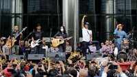 Konser ini juga didukung oleh Masyarakat Sipil Antikorupsi, seniman, akademisi, budayawan, pemuka agama, serta mahasiswa.