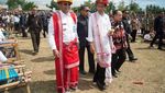 Foto: Asyiknya Jokowi Berkain Tenun di Parade 1.001 Kuda Sumba